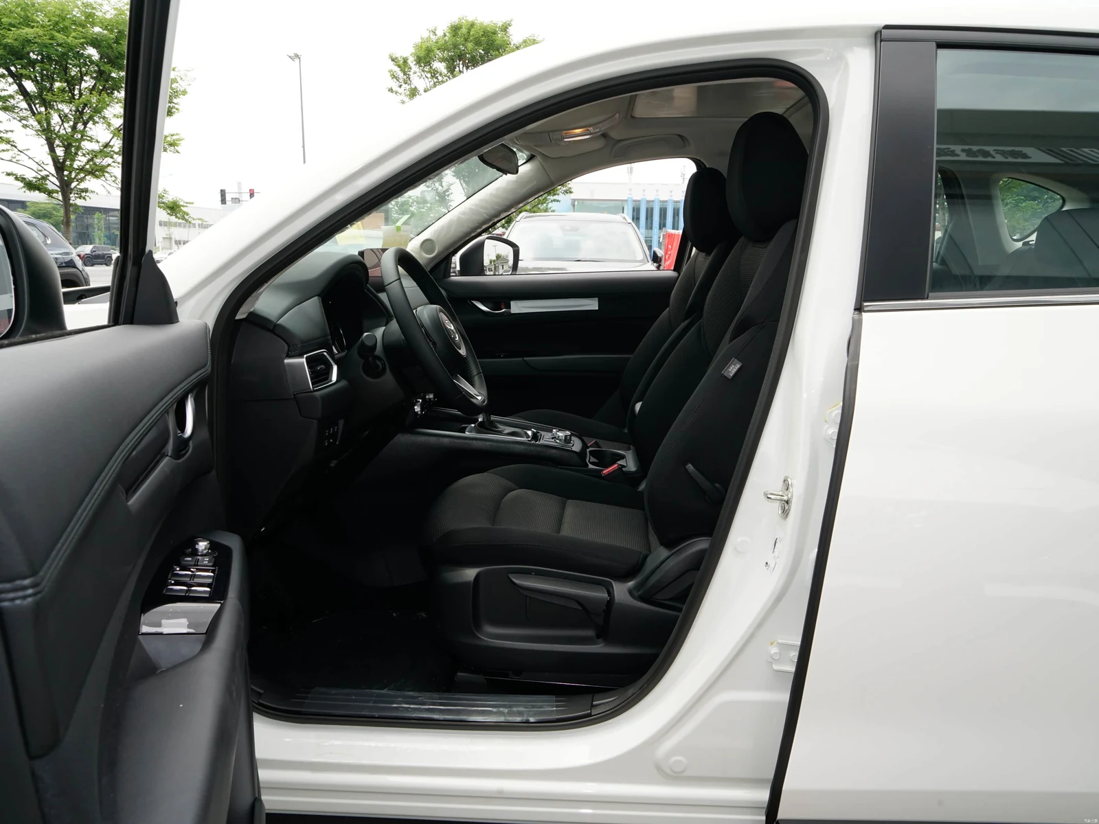 Mazda CX-5 Smart Pro 2025 - Передние сиденья и посадка водителя
